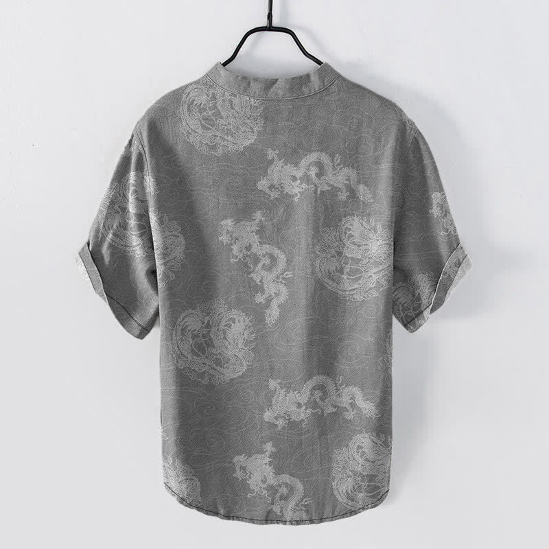 Buddha Stones Camisa de manga corta con medio botón para hombre, de algodón, con estampado de dragón índigo desteñido. - image 6