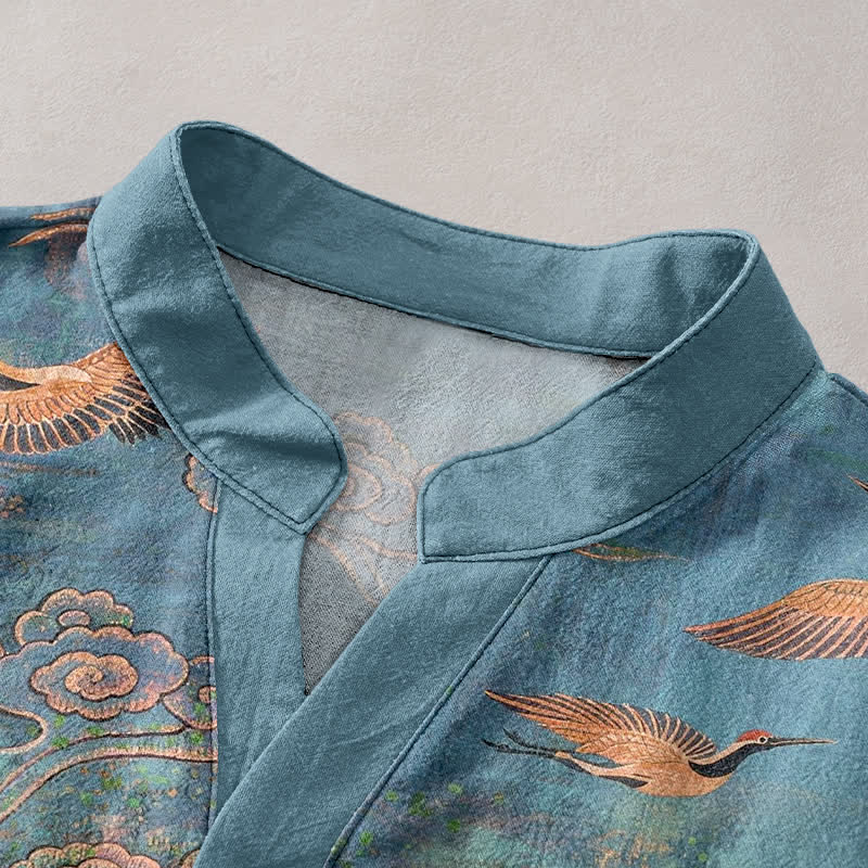 Buddha Stones Camisa de manga corta con medio botón para hombre, de algodón, con estampado de grullas voladoras y nubes. - image 2