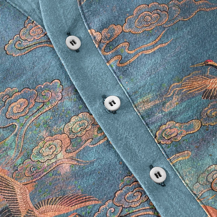 Buddha Stones Camisa de manga corta con medio botón para hombre, de algodón, con estampado de grullas voladoras y nubes. - image 3
