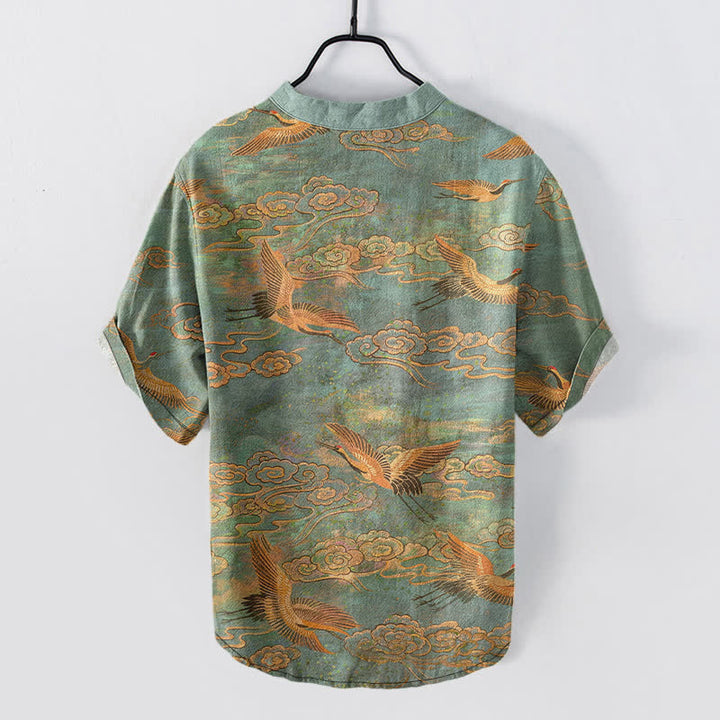 Buddha Stones Camisa de manga corta con medio botón para hombre, de algodón, con estampado de grullas voladoras y nubes. - image 6