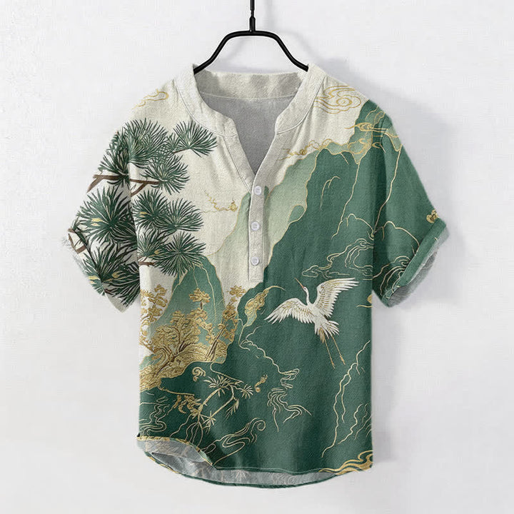 Buddha Stones Camisa de manga corta con medio botón para hombre, de algodón, con estampado de paisaje de grullas de montaña orientales. - Verde bosque - US/UK/AU50, EU60 (5XL) - image 0
