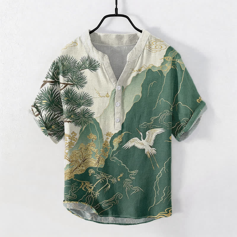 Buddha Stones Camisa de manga corta con medio botón para hombre, de algodón, con estampado de paisaje de grullas de montaña orientales. - Verde bosque - US/UK/AU50, EU60 (5XL) - image 0