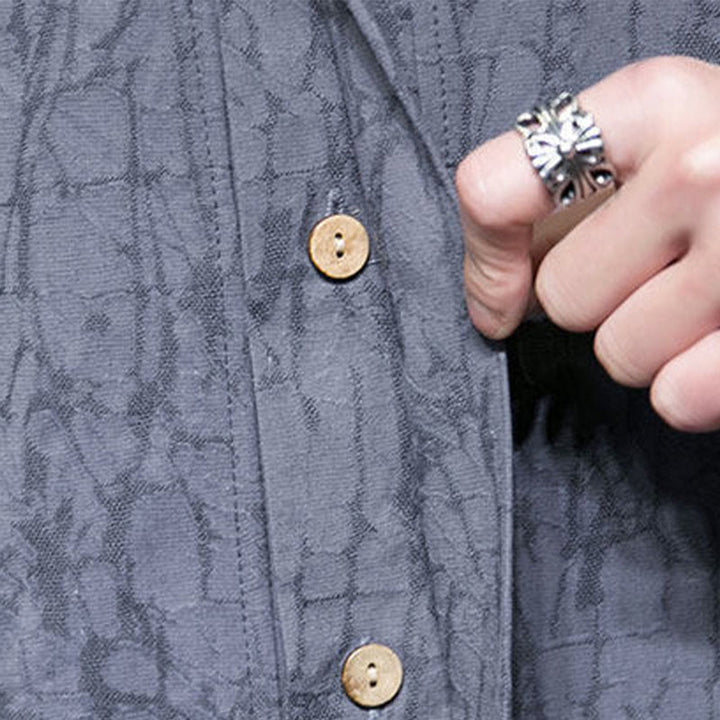 Buddha Stones Camisa de manga corta para hombre con cuello en V, botones y estampado desgastado, ideal para el verano. - image 11