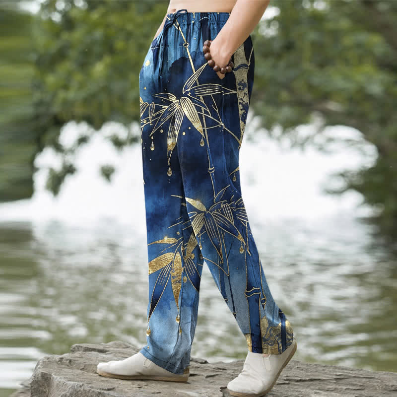 Buddha Stones Pantalones de hombre de algodón con estampado de hojas de bambú doradas, corte ajustado y bolsillos. - image 1