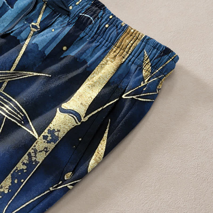 Buddha Stones Pantalones de hombre de algodón con estampado de hojas de bambú doradas, corte ajustado y bolsillos. - image 2