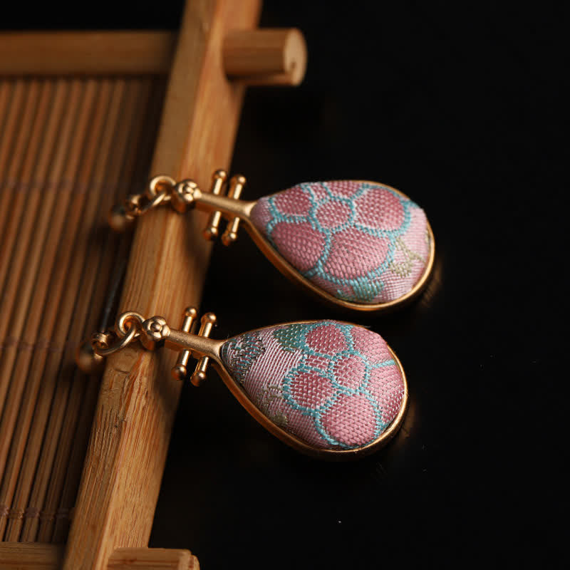 Buddha Stones Pendientes de lágrima artesanales con diseño floral de brocado Song Pipa y forma de pipa. - Brocado de canciones (Prosperidad♥Armonía) - image 0
