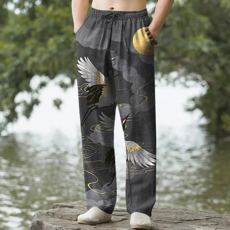 Buddha Stones Pantalones de hombre de algodón blanco con estampado de grulla persiguiendo el sol, corte cónico y bolsillos. - Gris oscuro - US/UK/AU50, EU60 (5XL) - image 0