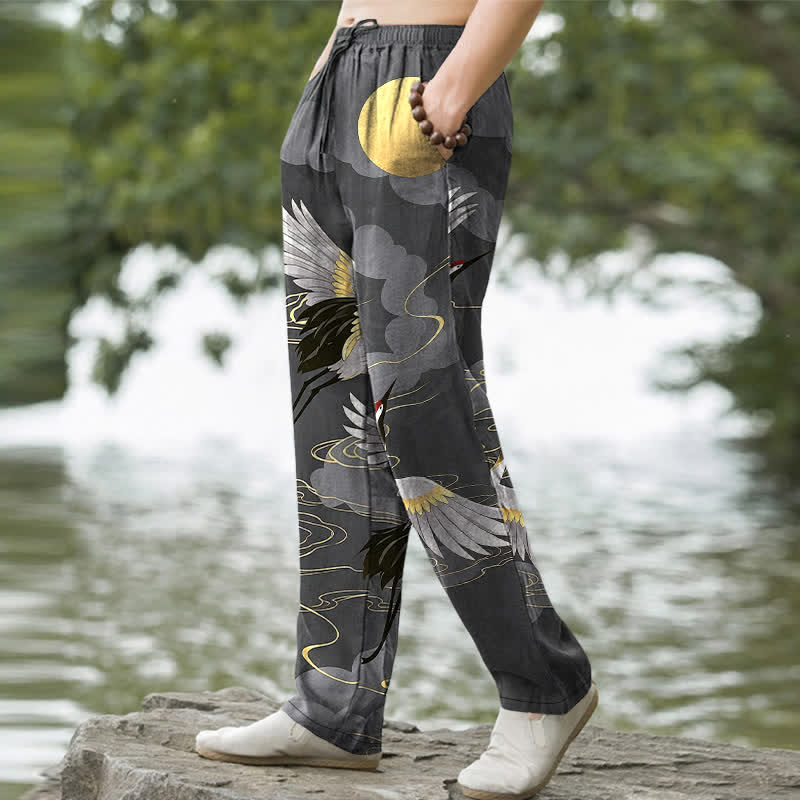 Buddha Stones Pantalones de hombre de algodón blanco con estampado de grulla persiguiendo el sol, corte cónico y bolsillos. - image 1