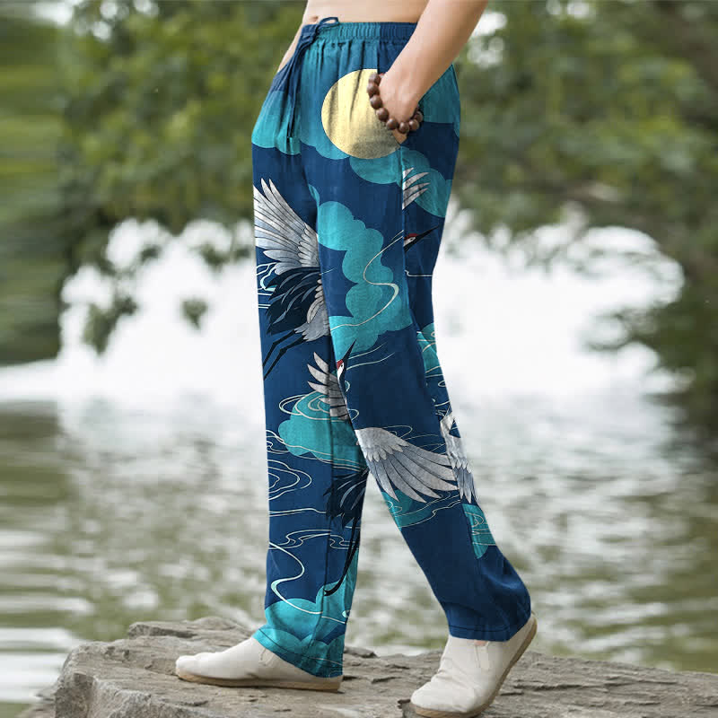 Buddha Stones Pantalones de hombre de algodón blanco con estampado de grulla persiguiendo el sol, corte cónico y bolsillos. - image 5