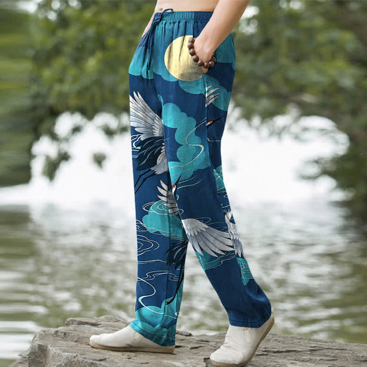 Buddha Stones Pantalones de hombre de algodón blanco con estampado de grulla persiguiendo el sol, corte cónico y bolsillos. - image 5