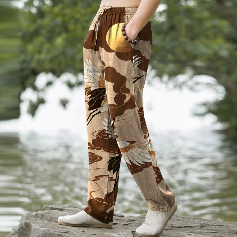 Buddha Stones Pantalones de hombre de algodón blanco con estampado de grulla persiguiendo el sol, corte cónico y bolsillos. - image 7