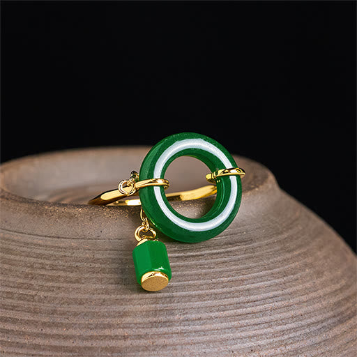 Buddha Stones Anillo de calcedonia verde con hebilla de la paz y diseño de fuerza - Calcedonia verde (US. 7) - image 0