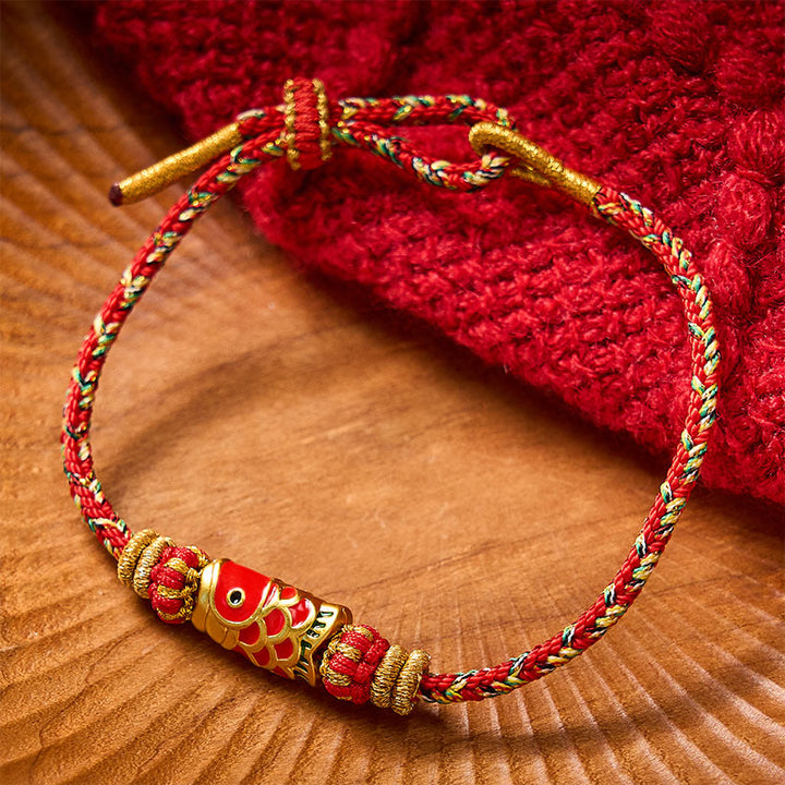 Buddha Stones Pulsera protectora tejida a mano con hilo rojo y diseño de flor de pez koi. - Rojo - Con accesorio de pez koi - image 0