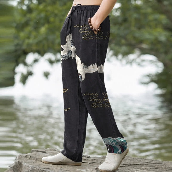 Buddha Stones Pantalones de hombre de algodón con estampado de grullas, nubes y olas del océano, corte cónico y bolsillos. - image 1