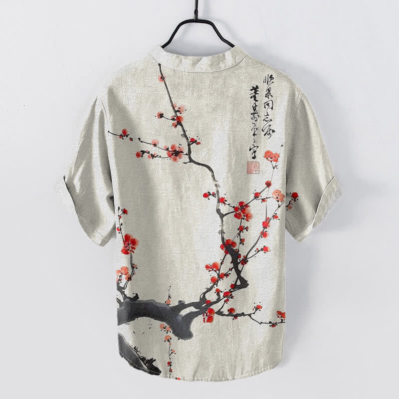 Buddha Stones Camisa de manga corta con medio botón para hombre, de algodón, con estampado de ramas de ciruelo en flor y caligrafía. - image 1