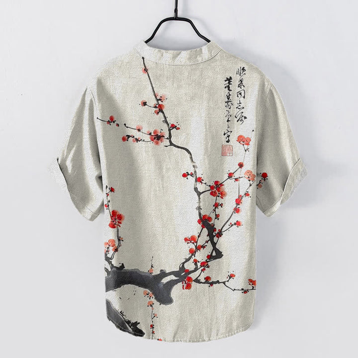 Buddha Stones Camisa de manga corta con medio botón para hombre, de algodón, con estampado de ramas de ciruelo en flor y caligrafía. - image 1
