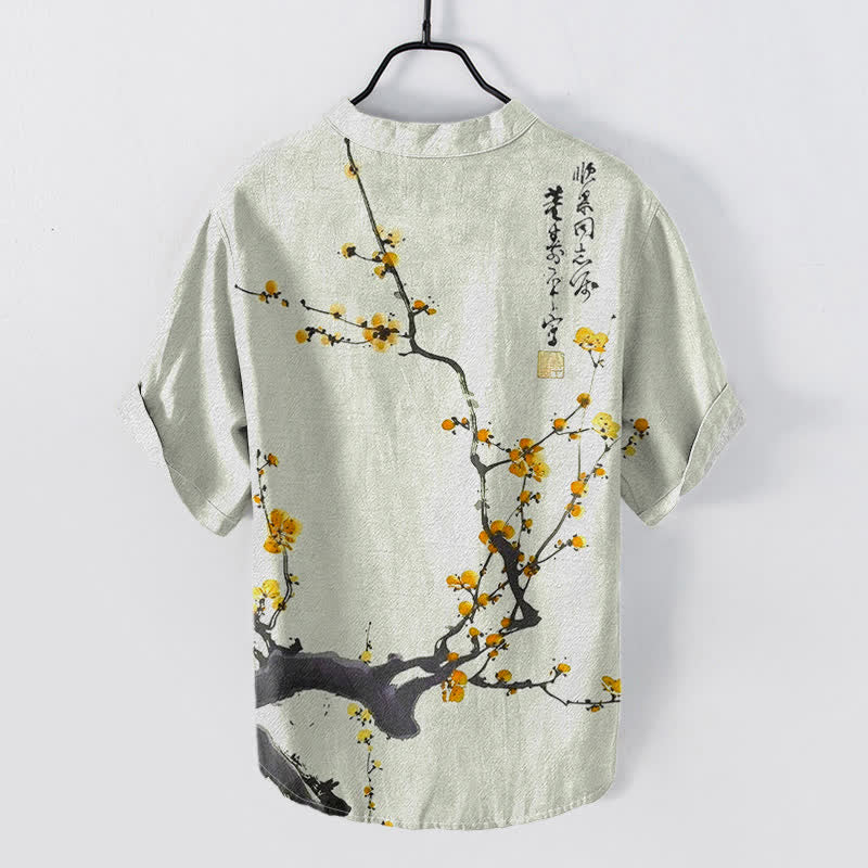 Buddha Stones Camisa de manga corta con medio botón para hombre, de algodón, con estampado de ramas de ciruelo en flor y caligrafía. - image 4