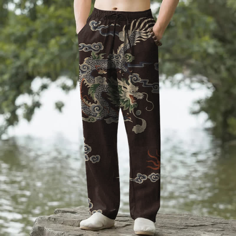 Buddha Stones Pantalones de hombre de algodón con estampado de nubes y dragones, corte ajustado y bolsillos. - Marrón silla de montar - US/UK/AU50, EU60 (5XL) - image 0