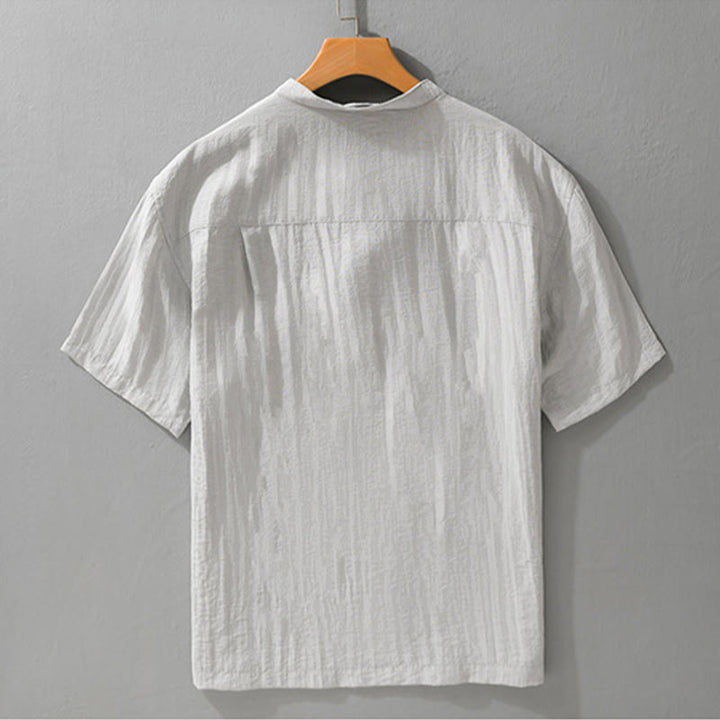 Buddha Stones Camisa de manga corta para hombre, estilo Tang casual de verano, con cuello mandarín, botones hasta la mitad y bolsillo decorativo. - image 1