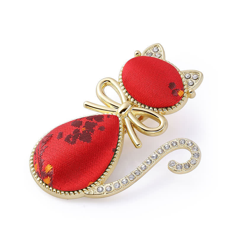 Buddha Stones Horquilla de estilo chino con diseño de gato de brocado y diamantes de imitación chapada en oro. - Rojo (mismo tono de color – el estampado varía) - image 3