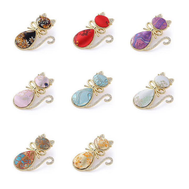 Buddha Stones Horquilla de estilo chino con diseño de gato de brocado y diamantes de imitación chapada en oro. - image 1