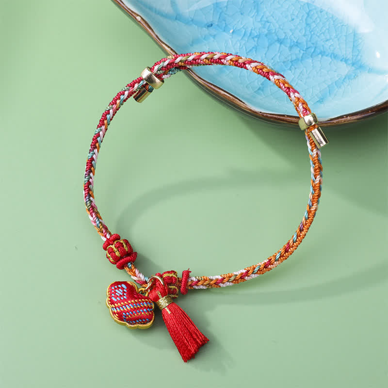 Buddha Stones Pulsera de la suerte con borla de cetro Ruyi, cordón trenzado de cinco colores y brocado. - Rojo (mismo tono de color – el estampado varía) - image 0