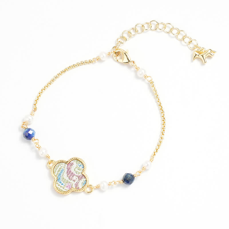Buddha Stones Pulsera ajustable de cobre con brocado de trébol de cuatro hojas y incrustaciones de perlas. - Trébol de cuatro hojas (mismo tono de color, el patrón varía) - image 0