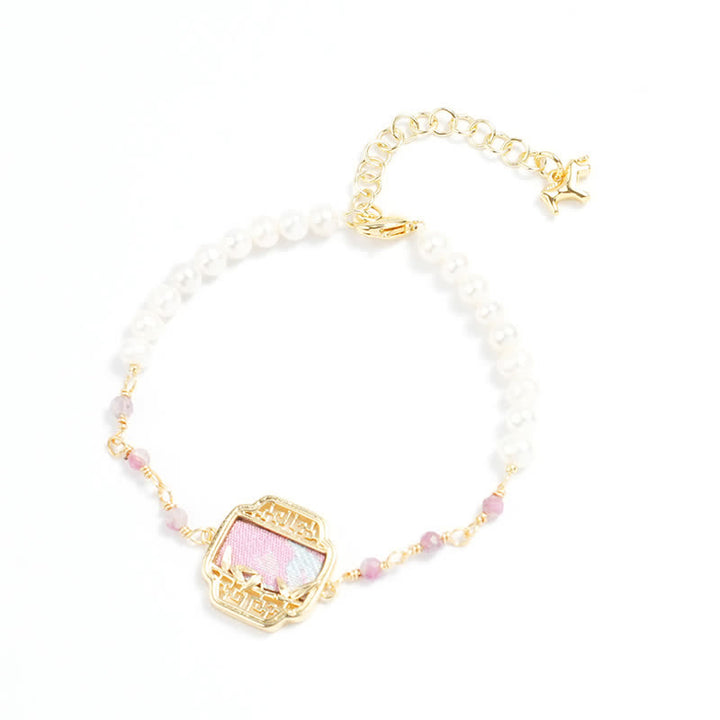 Buddha Stones Pulsera neochina con dije de brocado y perlas "Pureza de Perla" - Brocado Song (mismo tono de color – el patrón varía) - image 0