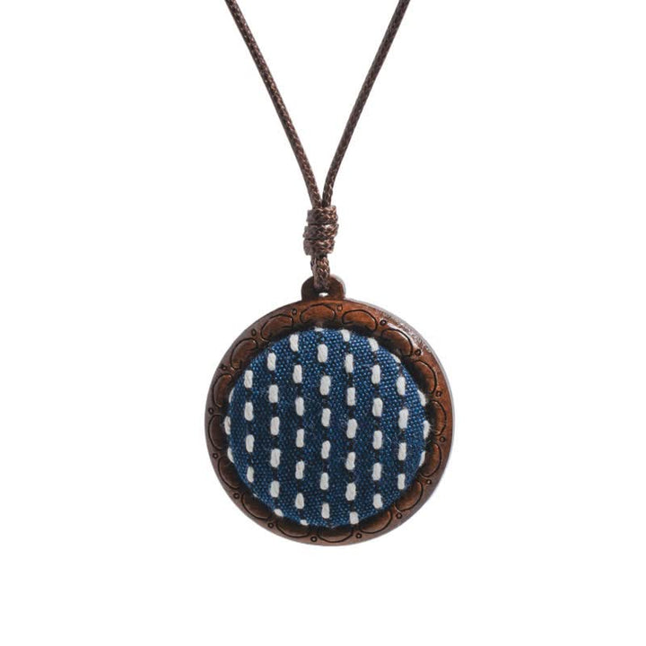 Buddha Stones Collar redondo de madera tallado a mano con bordado de flores y mariposas. - Sashiko - image 4