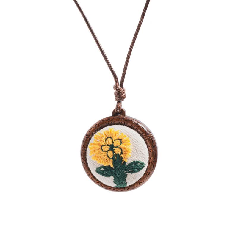 Buddha Stones Collar redondo de madera tallado a mano con bordado de flores y mariposas. - Margarita - image 1