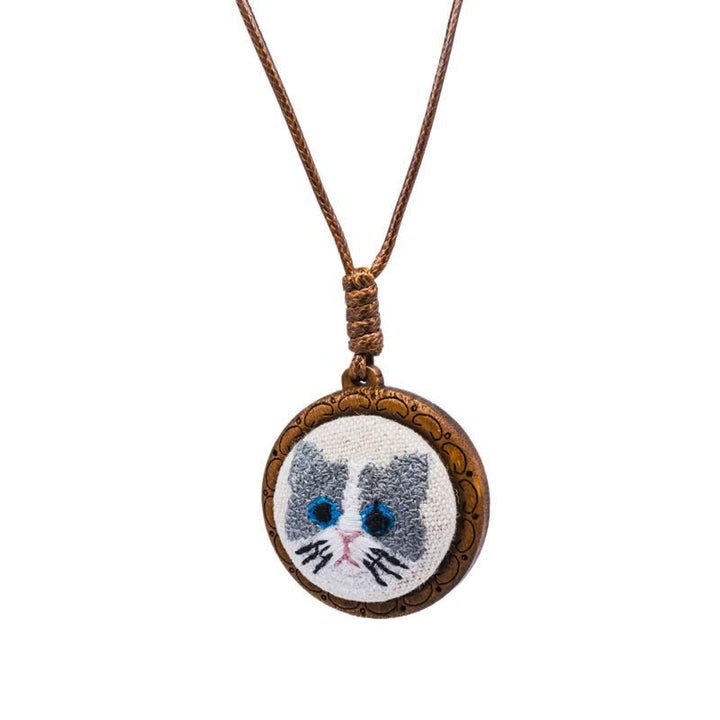 Buddha Stones Collar con colgante redondo bordado con diseño de gato de madera y suerte. - Azul y blanco - image 3