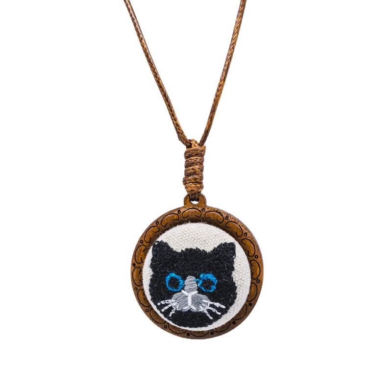 Buddha Stones Collar con colgante redondo bordado con diseño de gato de madera y suerte. - Gato negro - image 4