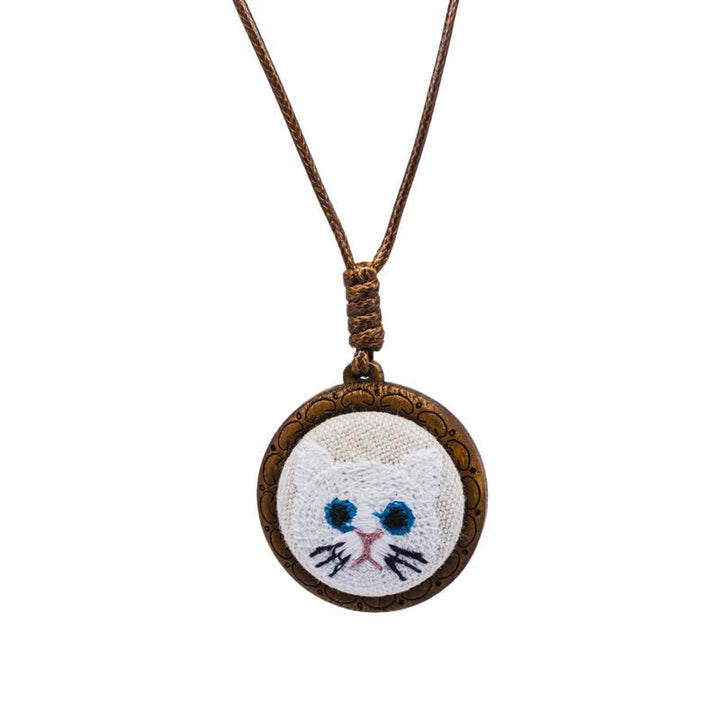 Buddha Stones Collar con colgante redondo bordado con diseño de gato de madera y suerte. - Chinchilla - image 6