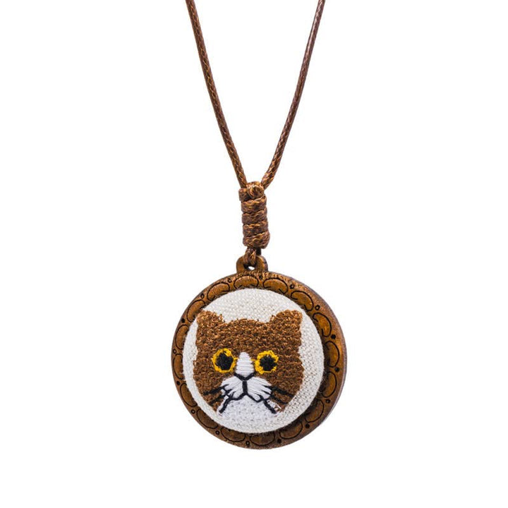 Buddha Stones Collar con colgante redondo bordado con diseño de gato de madera y suerte. - Atigrado naranja - image 8