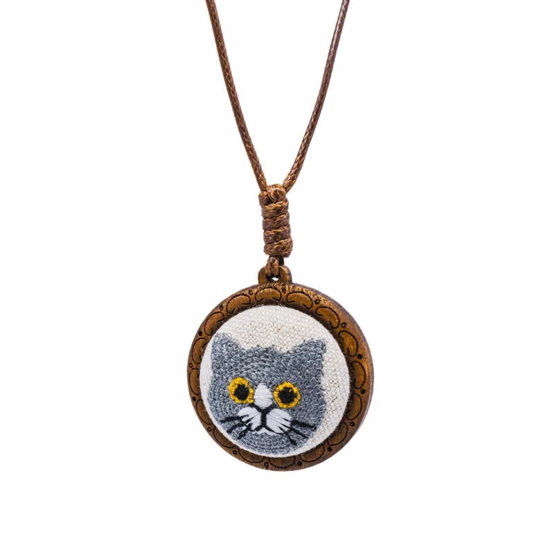 Buddha Stones Collar con colgante redondo bordado con diseño de gato de madera y suerte. - Gato azul - image 7