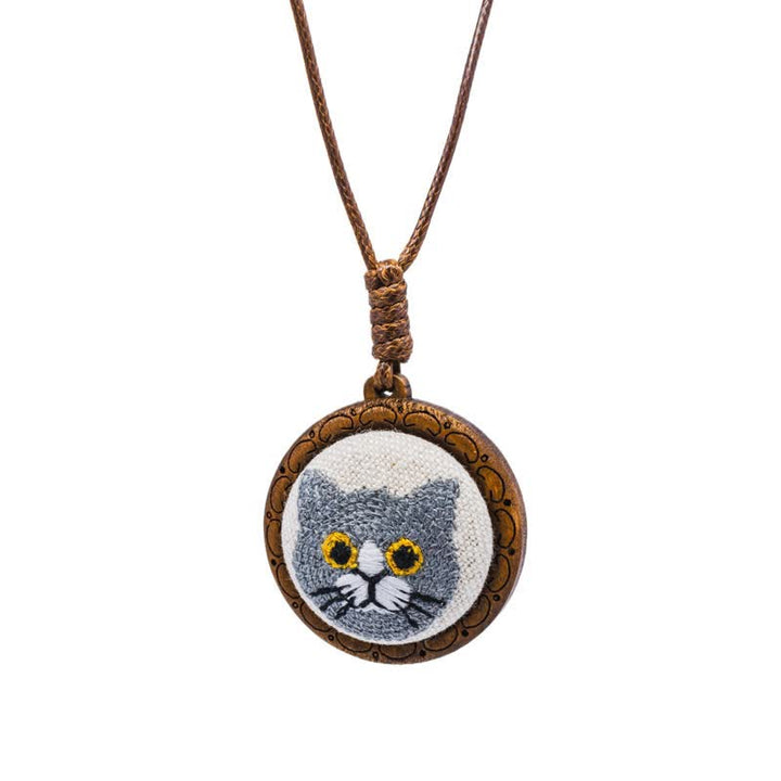 Buddha Stones Collar con colgante redondo bordado con diseño de gato de madera y suerte. - Gato azul - image 7