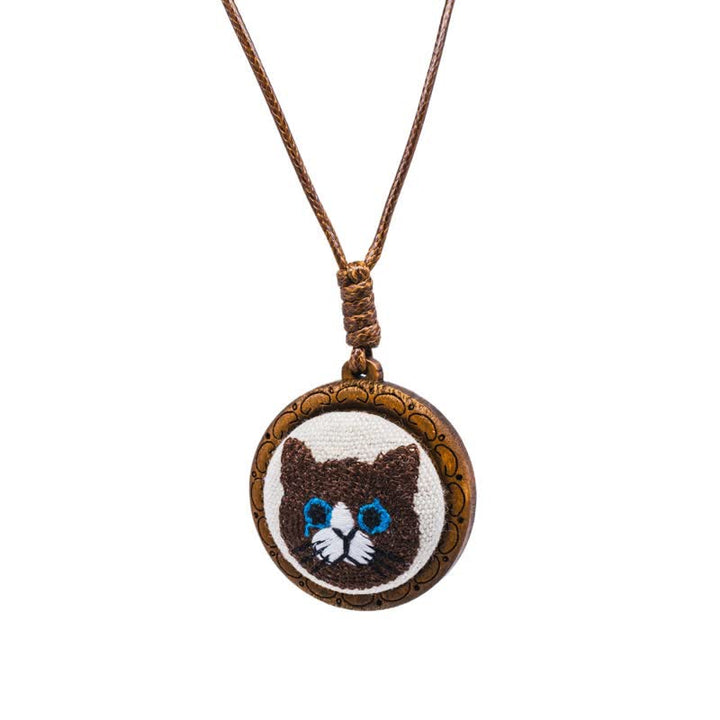 Buddha Stones Collar con colgante redondo bordado con diseño de gato de madera y suerte. - Gato vaca - image 11