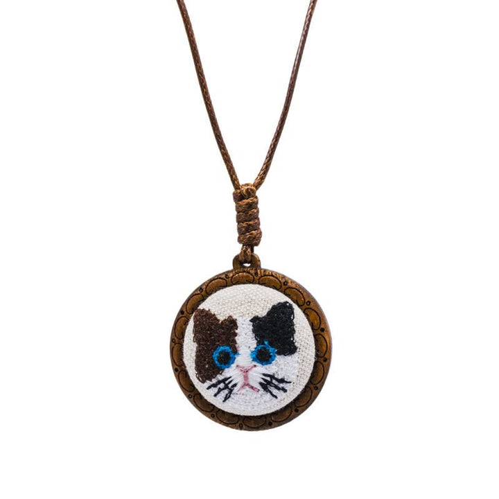 Buddha Stones Collar con colgante redondo bordado con diseño de gato de madera y suerte. - Calicó - image 2