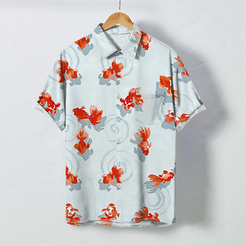 Buddha Stones Camisa de manga corta para hombre con botones y estampado de ondas de peces koi rojos, resistente a las arrugas. - Azul claro - US/UK/AU48, UE58 (4XL) - image 0