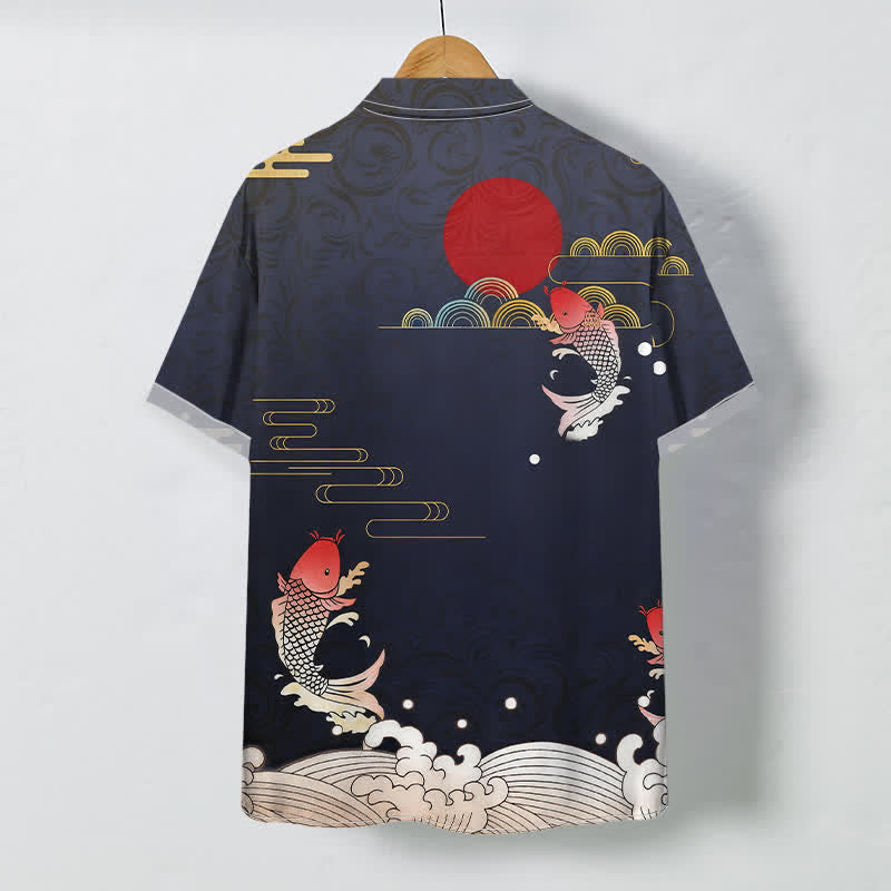 Buddha Stones Camisa transpirable de manga corta para hombre con estampado de olas de peces koi rojos y sol rojo. - image 1