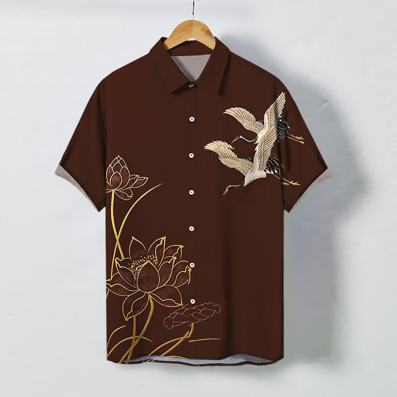 Buddha Stones Camisa transpirable de manga corta para hombre con botones y estampado de grulla y loto. - Marrón silla de montar - US/UK/AU48, UE58 (4XL) - image 0