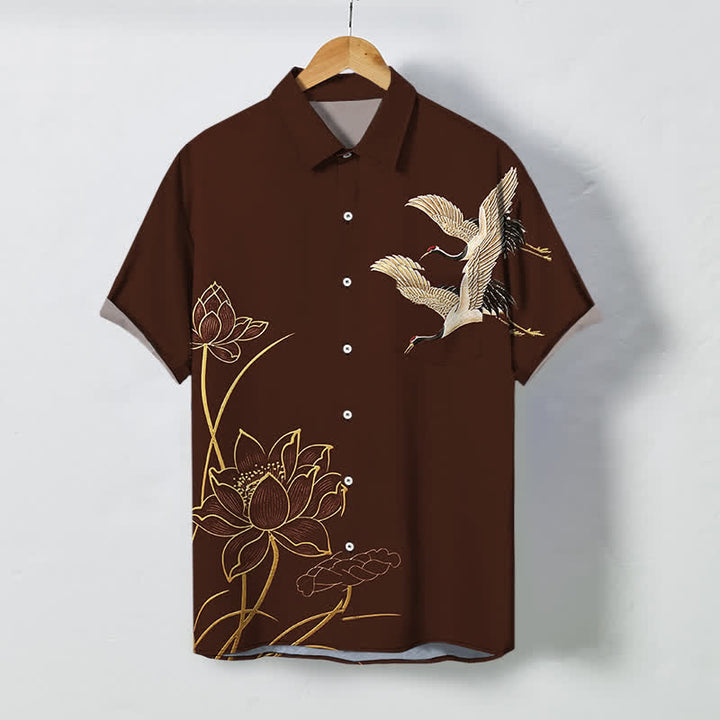 Buddha Stones Camisa transpirable de manga corta para hombre con botones y estampado de grulla y loto. - Marrón silla de montar - US/UK/AU48, UE58 (4XL) - image 0