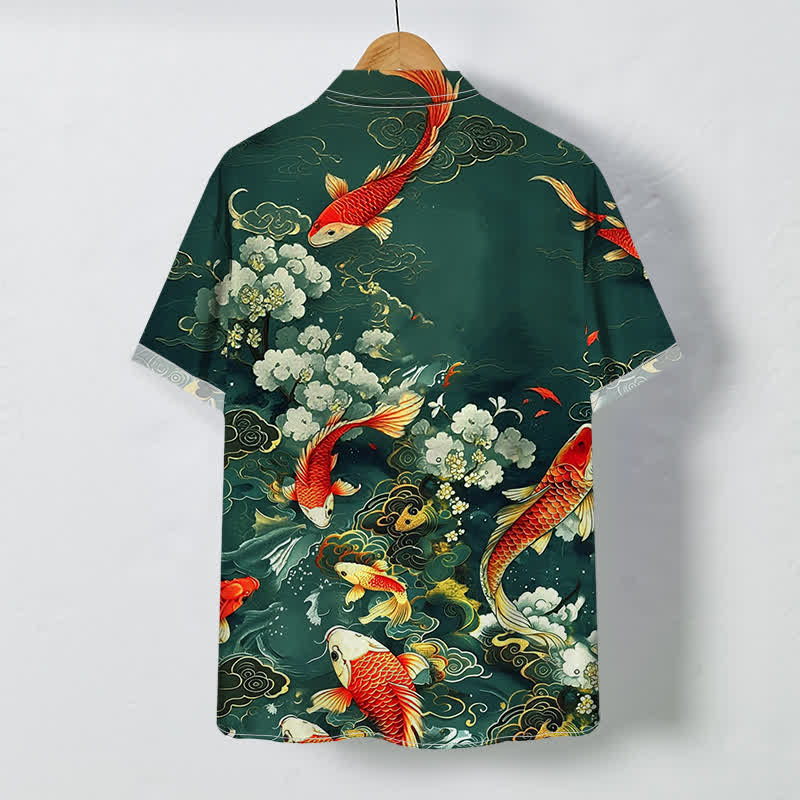 Buddha Stones Camisa de manga corta para hombre con estampado floral blanco, nubes y pez koi rojo, resistente a las arrugas. - image 1