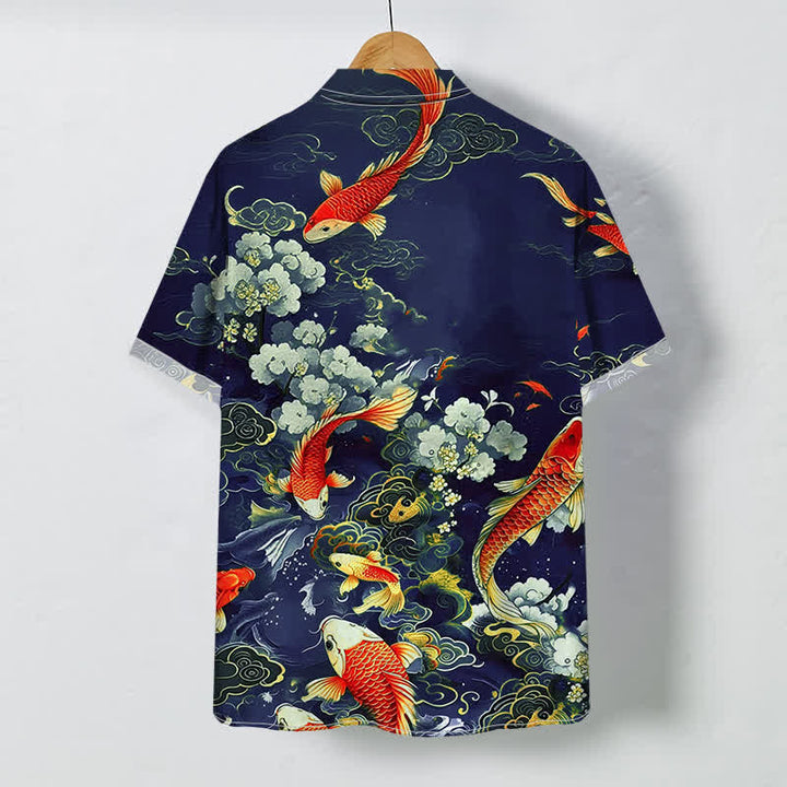 Buddha Stones Camisa de manga corta para hombre con estampado floral blanco, nubes y pez koi rojo, resistente a las arrugas. - image 4