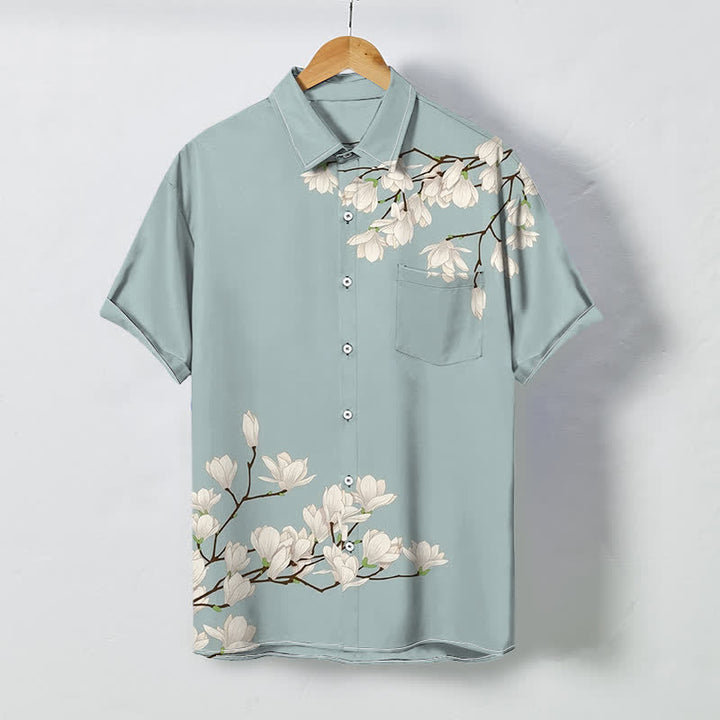 Buddha Stones Camisa de manga corta para hombre con botones y estampado floral de magnolia blanca, resistente a las arrugas. - Azul claro - US/UK/AU48, UE58 (4XL) - image 0