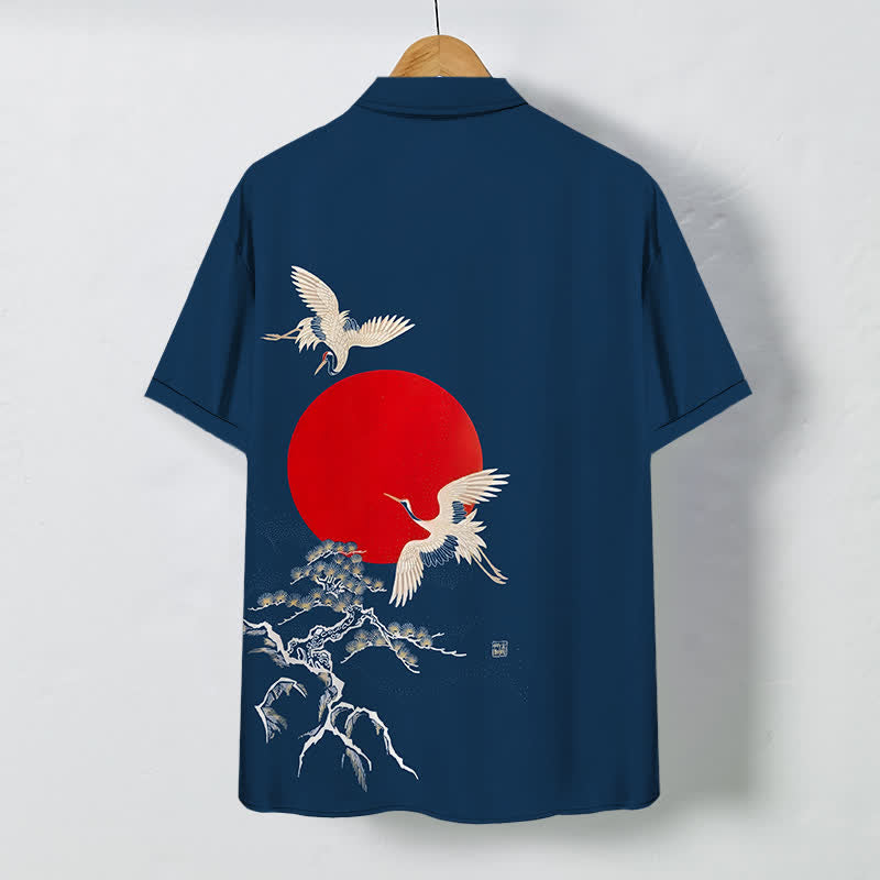 Buddha Stones Camisa de manga corta para hombre con botones y estampado de pino y grulla roja, resistente a las arrugas. - image 1