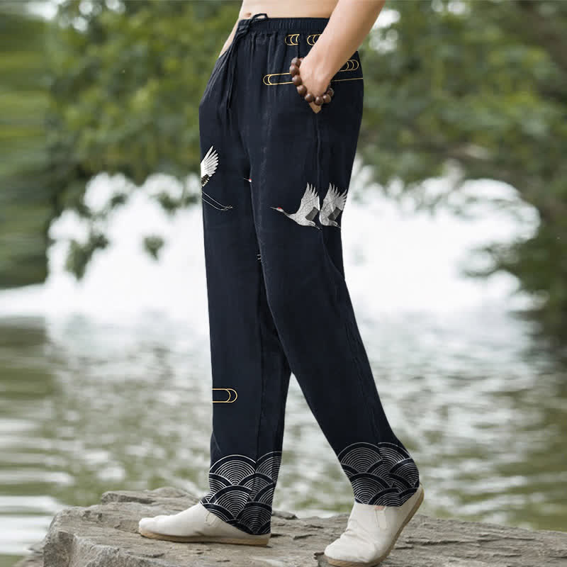 Buddha Stones Pantalones de hombre de algodón blanco con estampado de grullas y olas, corte cónico y bolsillos. - image 1