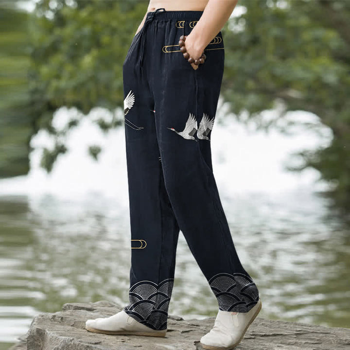 Buddha Stones Pantalones de hombre de algodón blanco con estampado de grullas y olas, corte cónico y bolsillos. - image 1