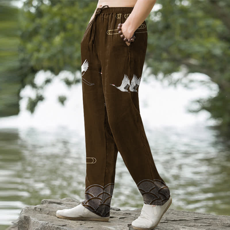 Buddha Stones Pantalones de hombre de algodón blanco con estampado de grullas y olas, corte cónico y bolsillos. - image 7