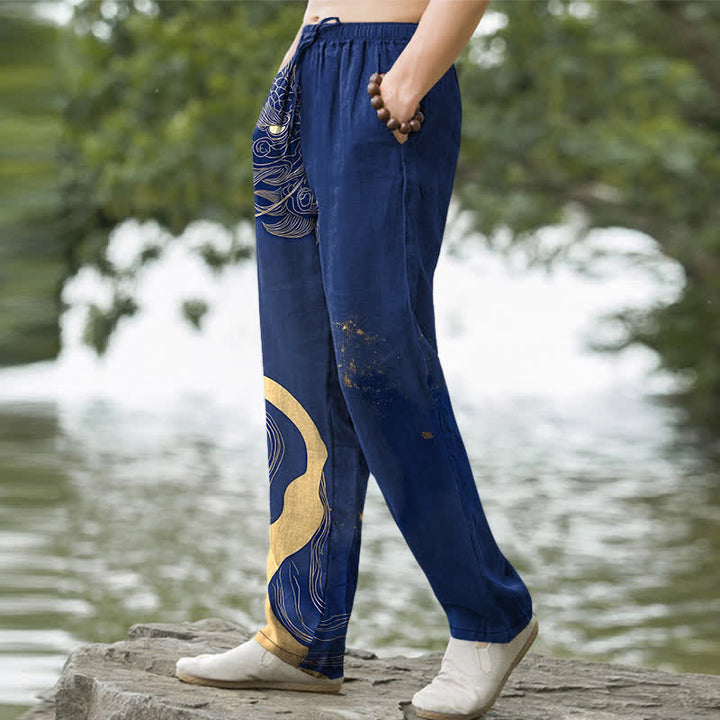 Buddha Stones Pantalones de hombre de algodón con estampado de ondas de dragón dorado y corte ajustado, con bolsillos. - image 5
